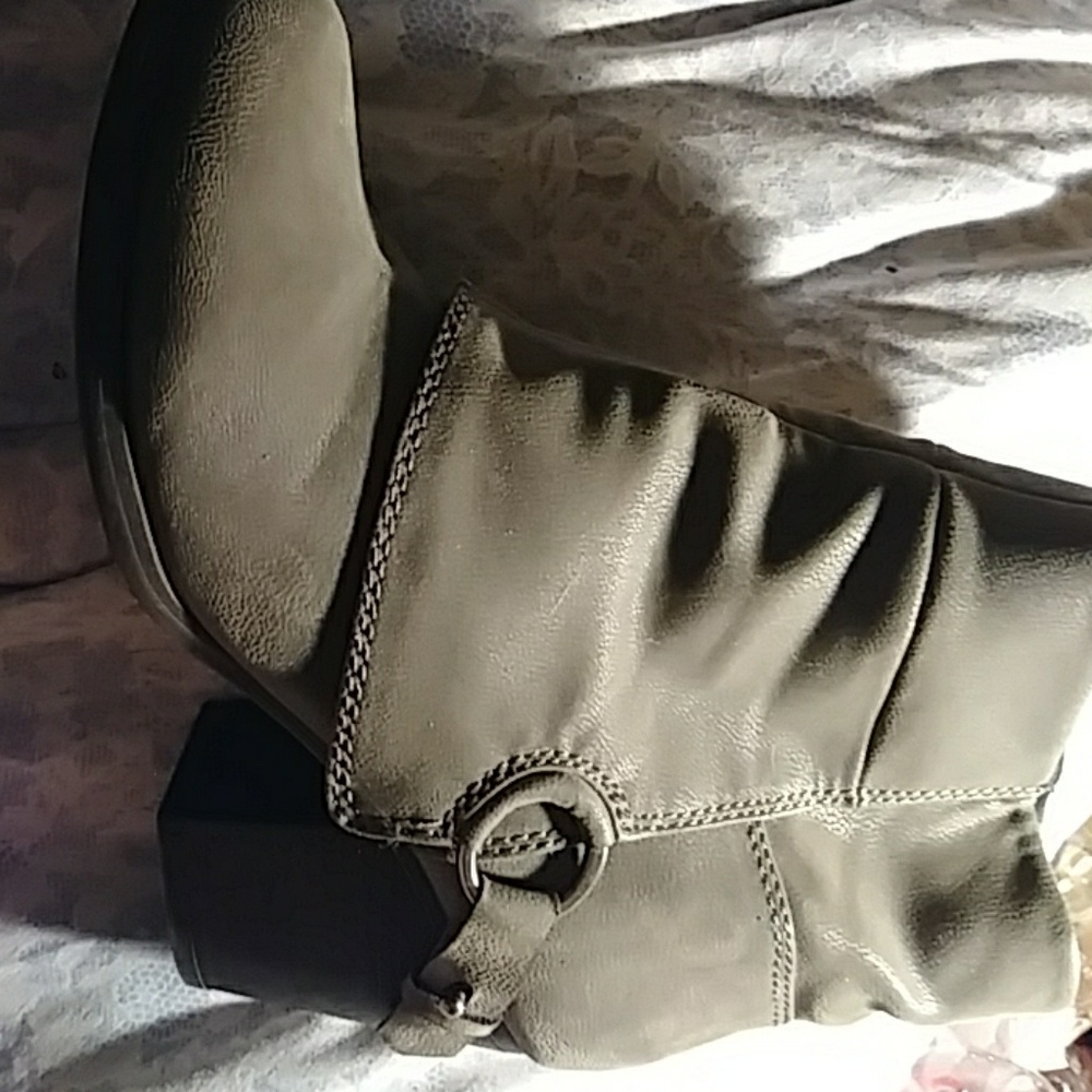 Fergalieious booties in grey